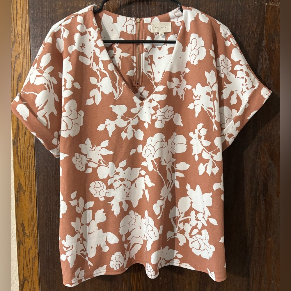 MELLODAY Floral V-Neck Top in White and Tan